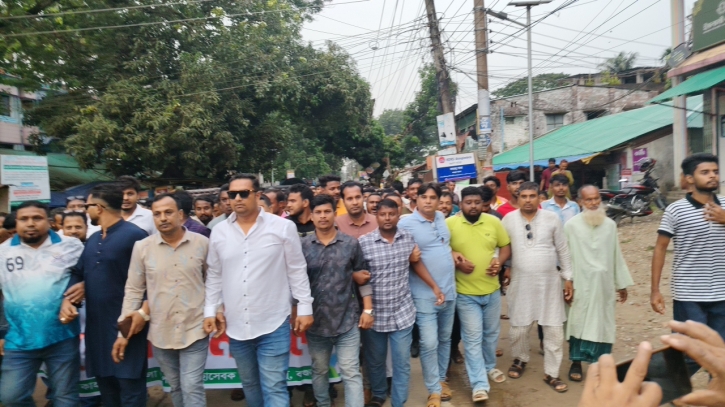 অপতৎপরতার প্রতিবাদে স্বেচ্ছাসেবক দলের বিক্ষোভ